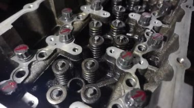 Bir motorun tamiri, bir arabanın içindeki gaz dağıtım vanası.