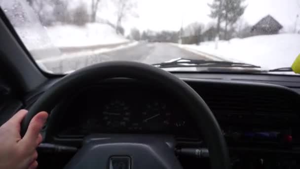 Rekaman Roda Kemudi Dan Jalan Dari Kaca Depan Mobil Mobil — Stok Video