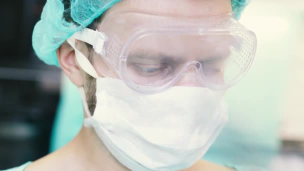 戴眼镜的男性外科医生对病人进行特写手术 — 图库视频影像