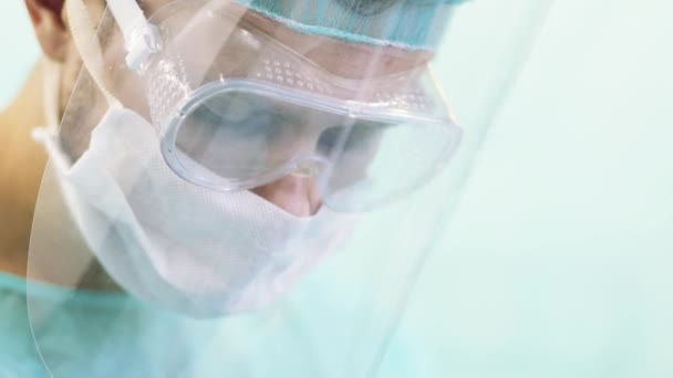 Άντρας Χειρουργός Γυαλιά Κοντινό Πλάνο Χειρουργεί Τον Ασθενή — Αρχείο Βίντεο