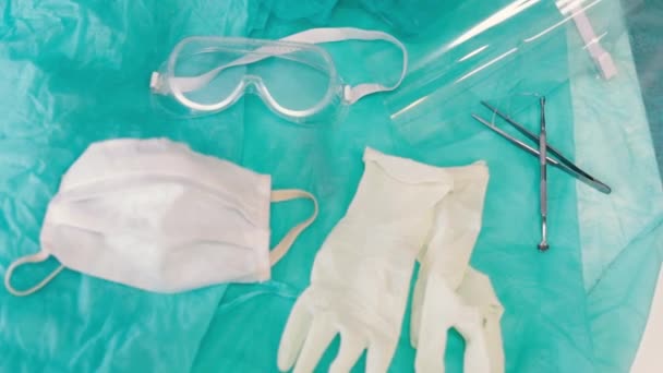 Medizinische Schutzkleidung Für Einen Arzt Mit Brille Und Maske Mit — Stockvideo