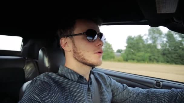 Les Images Homme Conducteur Conduit Dans Une Voiture — Video