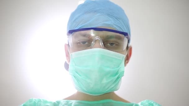 男医生在工作时戴着防护面罩和医疗眼镜的眼罩 流行病保护 — 图库视频影像