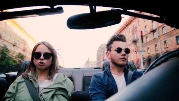 若いカップルは夏にコンバーチブルに乗る 車で旅行する — ストック動画