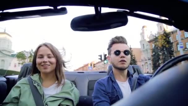 Jovem Casal Monta Conversível Verão Viajar Carro — Vídeo de Stock