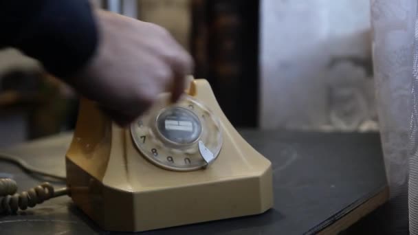 男子在老式固定电话上拨打电话号码的镜头 — 图库视频影像