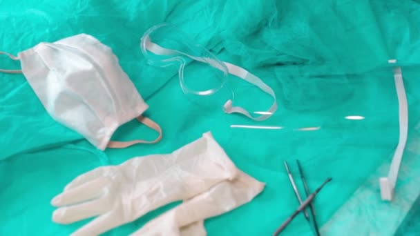 Ιατρική Προστατευτική Ενδυμασία Για Έναν Γιατρό Γυαλιά Και Μάσκα Γάντια — Αρχείο Βίντεο