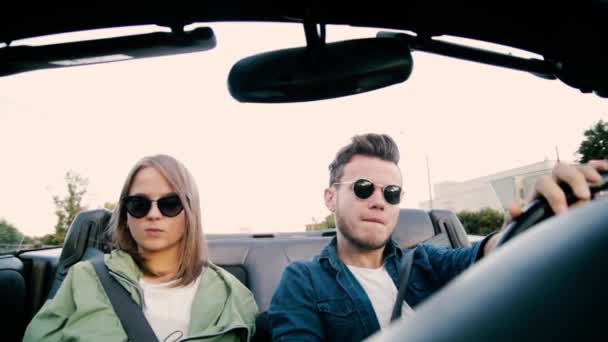 Young Couple Rides Convertible Summer Have Fun — Stock Video