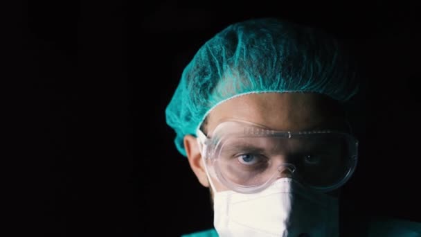 Retrato Cirurgião Masculino Escuro Médico Óculos Uniforme Máscara — Vídeo de Stock