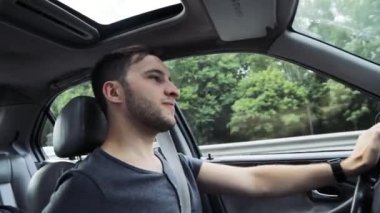 Bir adam sürücünün araba sürerken çekilmiş görüntüleri. 