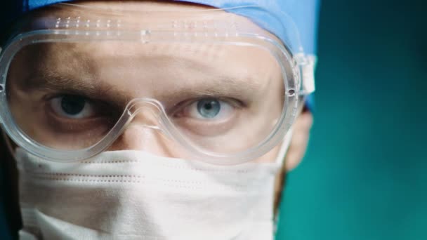 Знімок Молодого Хірурга Масці Серйозно Дивиться Камеру — стокове відео