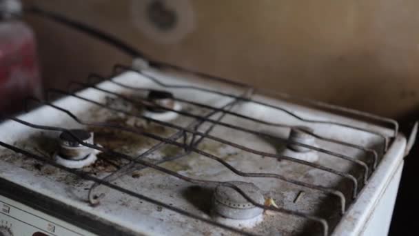 キッチンの汚れたストーブの映像 — ストック動画