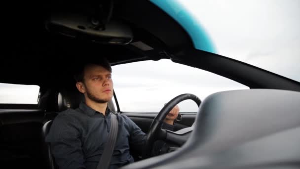 Filmaufnahmen Eines Mannes Der Einem Auto Fährt — Stockvideo