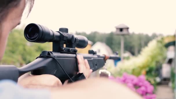 Hedefe Nişan Almış Silahlı Bir Adamın Görüntüleri — Stok video