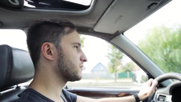 Záběry Řidiče Muže Řízení Autě — Stock video