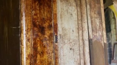 Katı ahşaptan yapılmış eski bir dolabın yenilenmesi, ahşap cilalama..