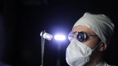 Üniformalı bilim adamı ve dürbünlü gözlüklü bir bilim adamı virüsün içeriğini kapsülde inceliyor. laboratuvar testleri.