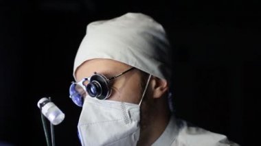 Üniformalı bilim adamı ve dürbünlü gözlüklü bir bilim adamı virüsün içeriğini kapsülde inceliyor. laboratuvar testleri.