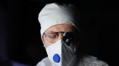 Üniformalı bilim adamı ve dürbünlü gözlüklü bir bilim adamı virüsün içeriğini kapsülde inceliyor. laboratuvar testleri.