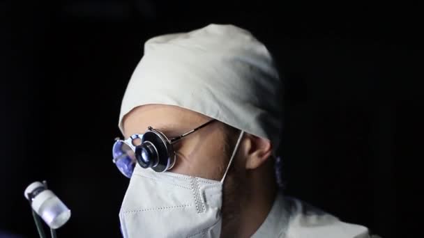 Naukowiec Mundurze Okulary Lupą Lornetkową Bada Substancję Wirusa Kapsułce Badania — Wideo stockowe