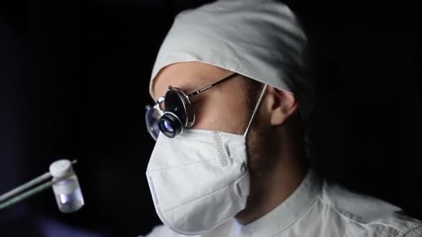 穿着制服和双目放大镜的科学家医生检查胶囊中的病毒物质 实验室测试 — 图库视频影像