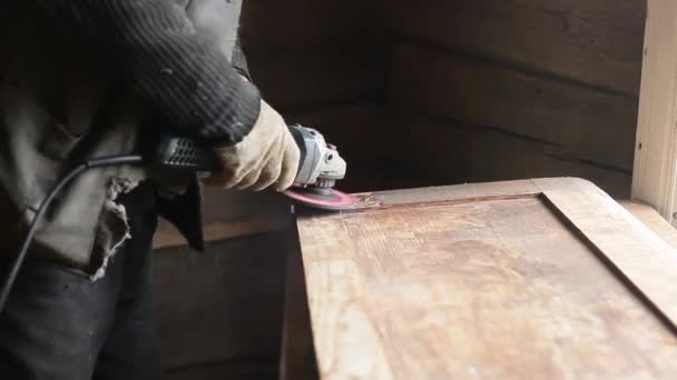 木の板とキャビネットのドアに電気グリンダー 家具の修復 — ストック動画