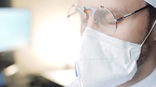 Arzt Brille Mit Gestresstem Gesicht — Stockvideo