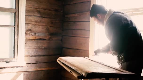 Männliche Handwerker Schleifen Ein Holzbrett Schranktür Mit Einem Elektrischen Schleifer — Stockvideo