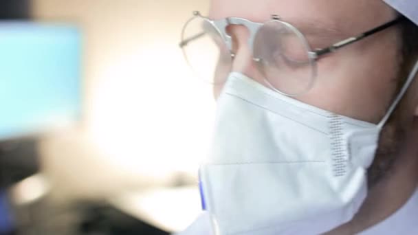 Чоловічий Лікар Окулярах Напруженим Емоційним Обличчям Працює — стокове відео