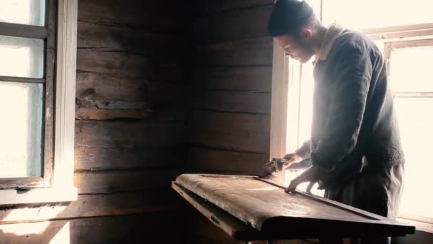 Mâle Artisan Broie Une Planche Bois Porte Armoire Avec Une — Video