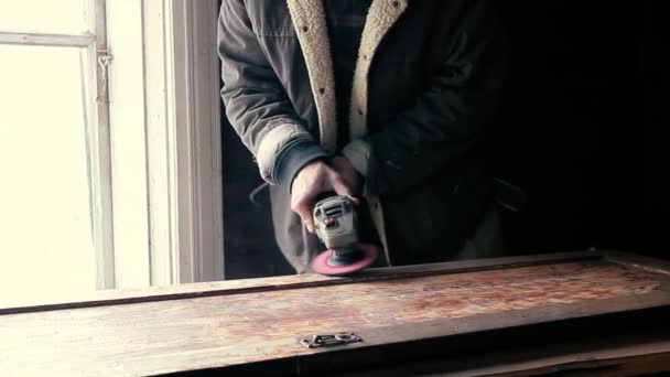 Macho Artesano Muele Una Tabla Madera Puerta Del Gabinete Con — Vídeos de Stock