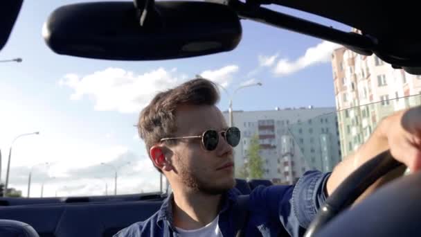 Vidéo Homme Conduit Dans Cabriolet — Video
