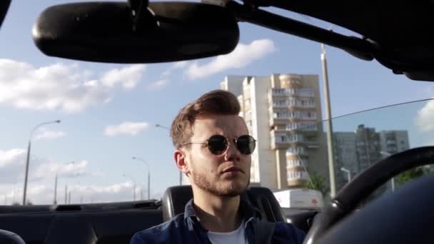 Filmagens Homem Está Dirigindo Cabriolet — Vídeo de Stock