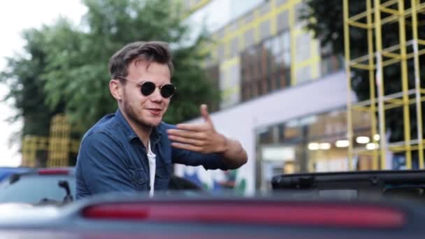 Erkek Cabriolet Araba Sürücüsü Güneşli Bir Günde Arabanın Yanında Güneş — Stok video