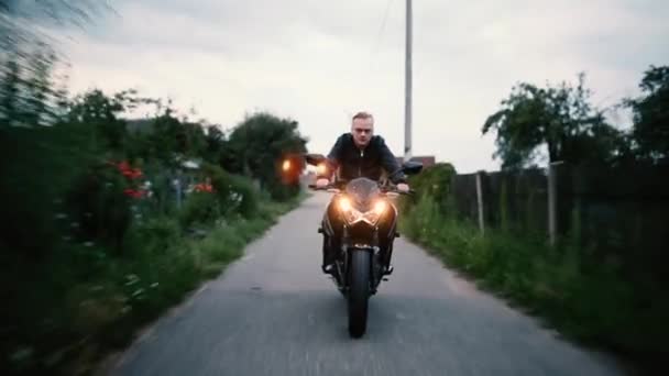 Jovem Uma Jaqueta Couro Com Óculos Monta Uma Motocicleta Estrada — Vídeo de Stock