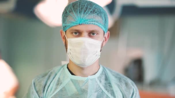 男医生在工作时戴着防护面罩和医疗眼镜的眼罩 流行病保护 — 图库视频影像