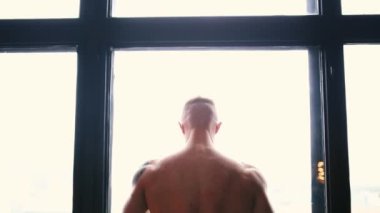 Pencerenin yanındaki genç sporcunun görüntüleri