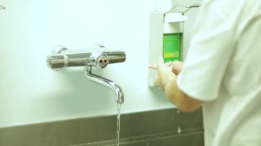Cerrah ameliyattan önce ellerini antiseptikle yıkar..