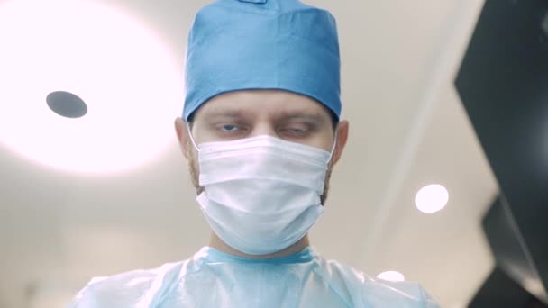 一个年轻医生戴上手术眼镜工作的镜头 — 图库视频影像