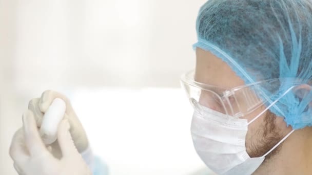 Πλάνα Ενός Νεαρού Χειρουργού Που Εξετάζει Εξοπλισμό Για Χειρουργική Επέμβαση — Αρχείο Βίντεο