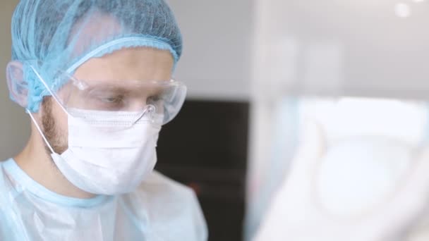 一名年轻外科医生检查外科设备的片段 — 图库视频影像