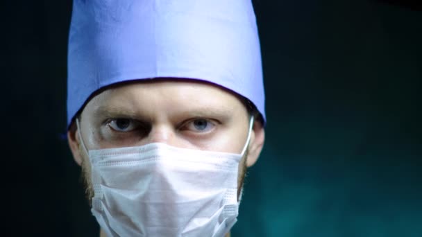 Запись Молодого Хирурга Маске Серьезно Смотрящего Камеру — стоковое видео