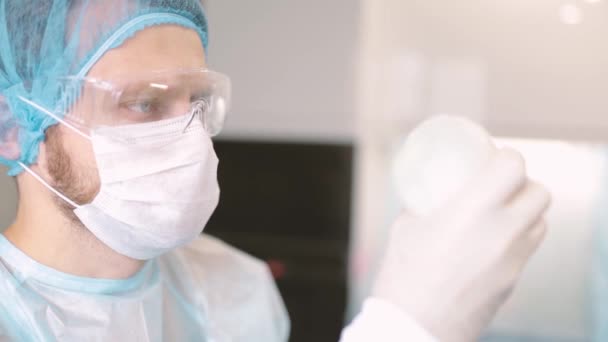 Знімок Молодого Хірурга Який Вивчає Обладнання Хірургії — стокове відео
