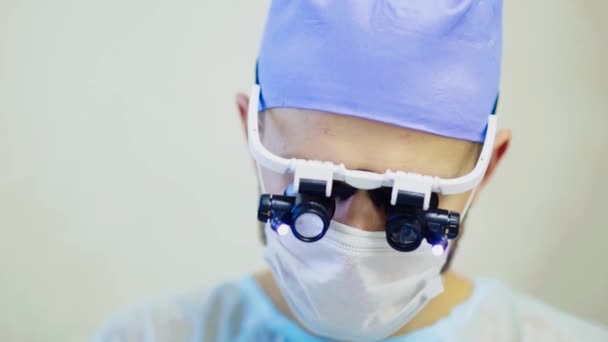 Πλάνα Χειρουργού Διόφθαλμους Μεγεθυντικούς Φακούς Που Χειρουργεί Ασθενή Χειρουργείο — Αρχείο Βίντεο