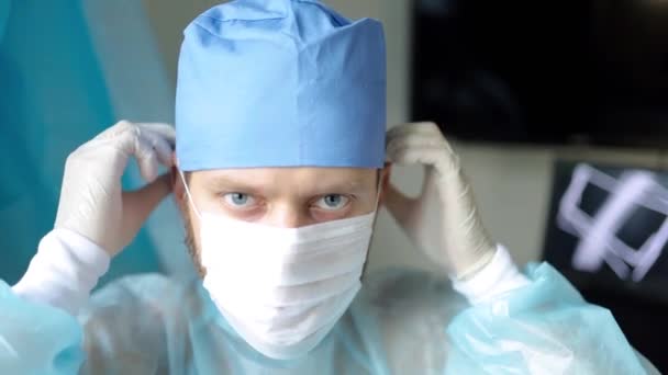 Filmato Giovane Medico Che Indossa Una Maschera Chirurgica Lavoro — Video Stock