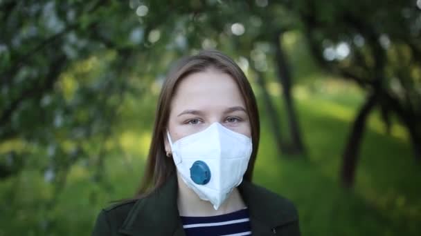 Кадри Молодої Дівчини Зеленому Парку Медичній Масці Алергія Ходьба Природі — стокове відео