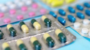 İlaçlar, haplar ve antibiyotikler su topladı. Tıbbi tedavi ve sağlık sigortası kavramı.