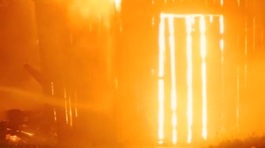 Tahta bir binanın yangınında itfaiyeci kapıyı kırıyor. Kurtarma servisi.