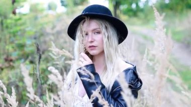 Kameraya poz veren genç ve güzel bir kadının görüntüleri. 