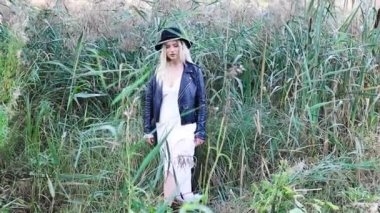 Kameraya poz veren genç ve güzel bir kadının görüntüleri. 